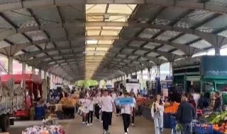 Çocuklar pazaryeri esnafına gösteri sergiledi