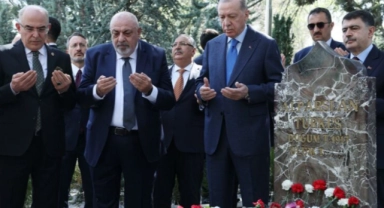 Cumhurbaşkanı Erdoğan Türkeş'in kabrini ziyaret etti