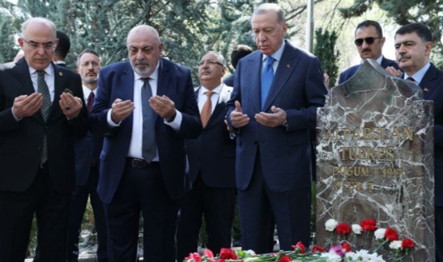 Cumhurbaşkanı Erdoğan Türkeş'in kabrini ziyaret etti