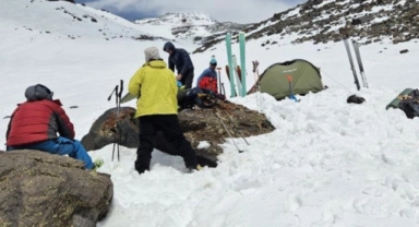 Dağcılar Ağrı Dağı eteklerinde kayak yaptı