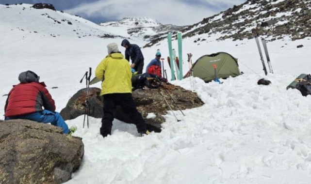 Dağcılar Ağrı Dağı eteklerinde kayak yaptı