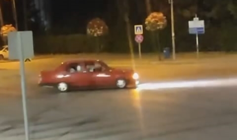 Dakikalarca drift atan sürücü polisten kaçamadı