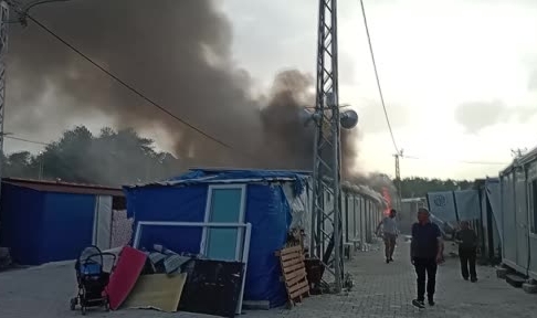 Depremzedelerin yaşadığı 4 konteyner kül oldu