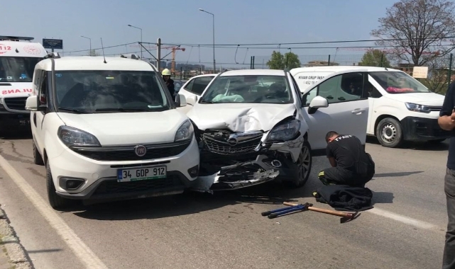 Direksiyon başında bilincini kaybetti, 3 otomobile çarptı