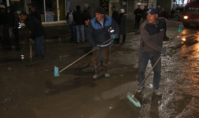 Diyadin'de caddeler tazyikli su ile yıkandı
