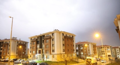 Elazığ’da şimşekler geceyi aydınlattı