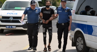 Eşini en yakın arkadaşıyla yakaladı