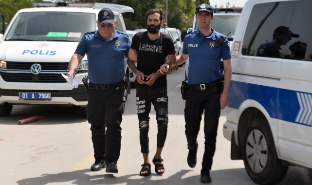 Eşini en yakın arkadaşıyla yakaladı