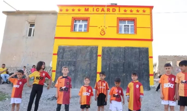 Fanatik Galatasaraylı evini sarı kırmızıya boyatıp ünlü yıldızın adını yazdı
