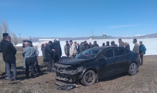 Feci kaza! Otomobil ağaca çarptı