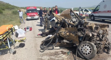 Feci kaza! Otomobil ile kamyon çarpıştı