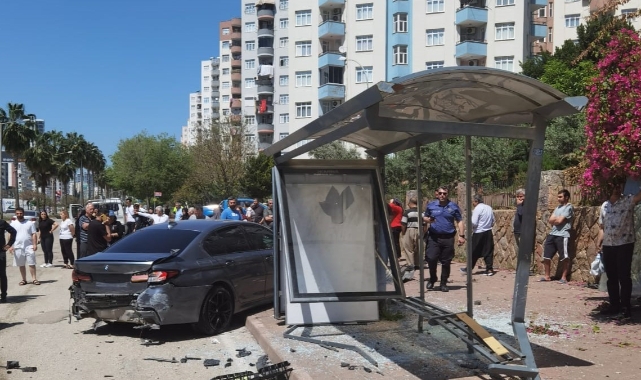 Feci kaza! Otomobil otobüs durağına çarptı