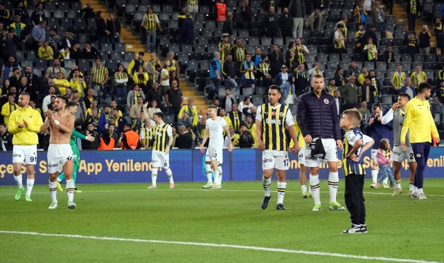 Fenerbahçe derbi galibiyetini taraftarıyla kutladı