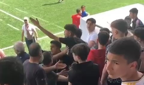 Futbol maçında gergin anlar!