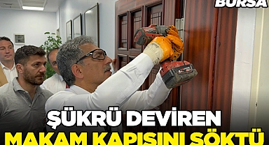 Gemlik Belediye Başkanı Şükrü Deviren makam kapısını söktü