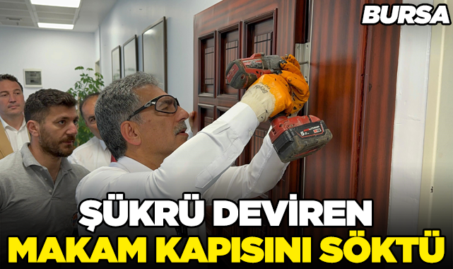 Gemlik Belediye Başkanı Şükrü Deviren makam kapısını söktü