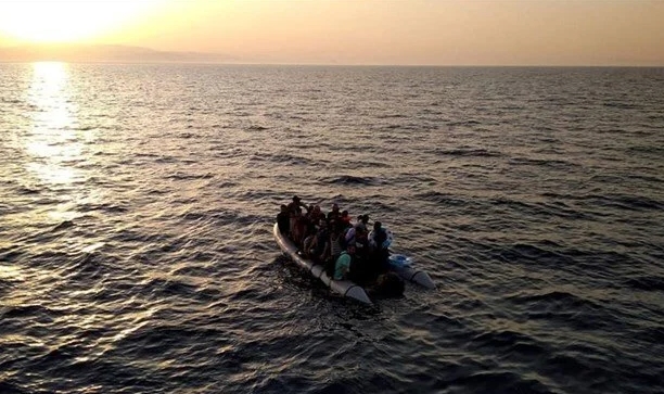 Göçmen teknesi battı 8 ölü!