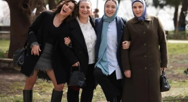 Gülçin Kültür Şahin'den rol arkadaşlarıyla set pozu
