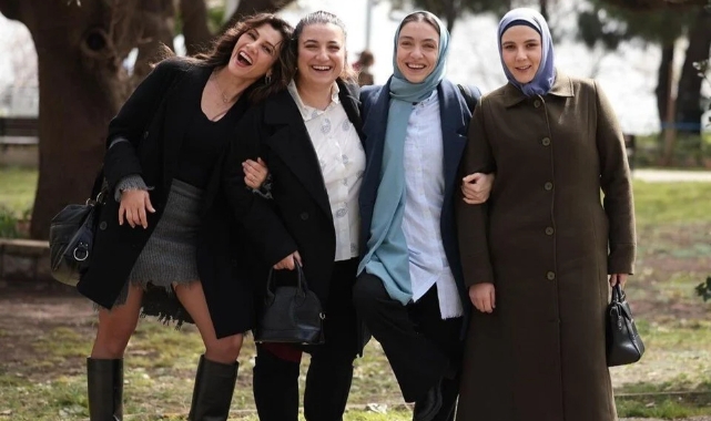 Gülçin Kültür Şahin'den rol arkadaşlarıyla set pozu