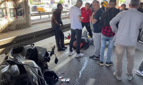 Hafif ticari araç motosiklete çarptı: 1 yaralı