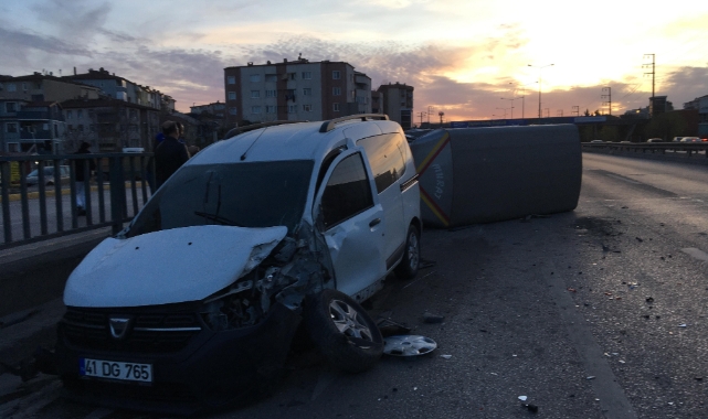 Hafif ticari araçla çarpışan kamyonet devrildi: 2 yaralı