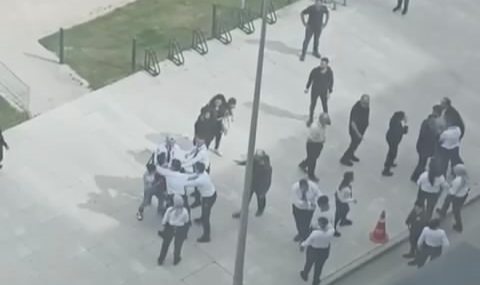 Hastane bahçesinde korkunç kavga