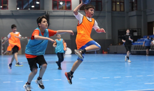 Hentbol ve masa tenisinde kazananlar kupa ve madalyalarını aldı