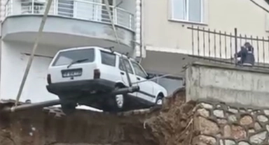Heyelan sonrası uçurumun kenarındaki otomobiller böyle kurtarıldı