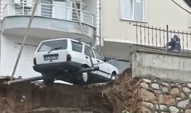 Heyelan sonrası uçurumun kenarındaki otomobiller böyle kurtarıldı