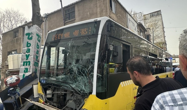 İETT otobüsü kaldırımdaki 2 kişiye çarptı!