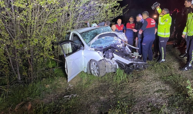 İki otomobil kafa kafaya çarpıştı: 1 ölü 5 yaralı