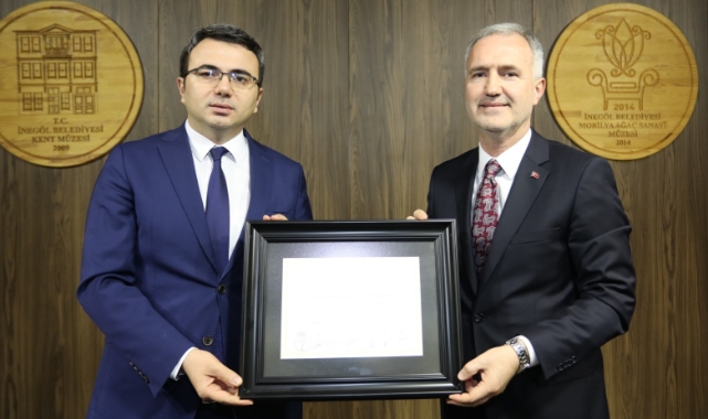 İnegöl Belediye Başkanı Alper Taban mazbatasını aldı