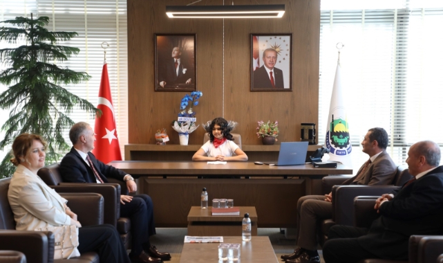 İnegöl Belediyesi'nde başkanlık makamı Ayşe Zehra'nın