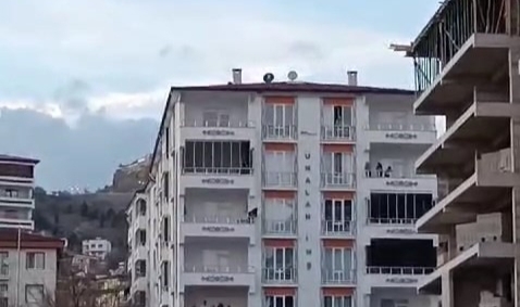 İnşaatın 5’inci katına çıkan kadını ekipler ikna etti