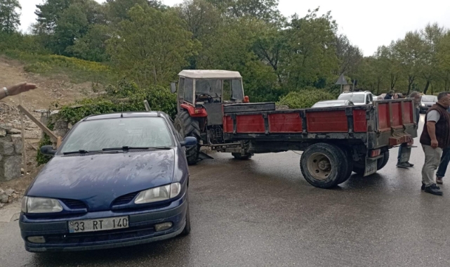 Islak yolda kayan traktör otomobile ardından duvara çarptı