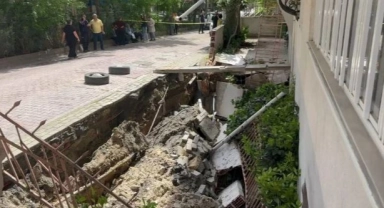 İstanbul'da akıl almaz olay: Kaldırım çöktü