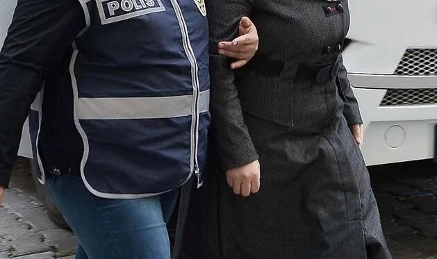 İstiklal Marşı sırasında müzik açan kadın gözaltında