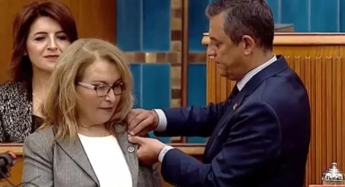 İYİ Parti'den istifa eden Yanıkömeroğlu'na Özel rozetini taktı