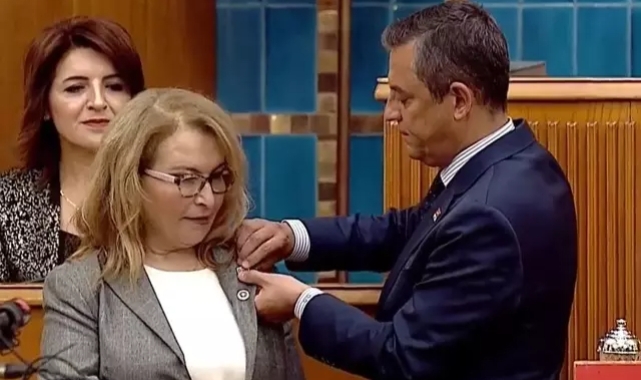 İYİ Parti'den istifa eden Yanıkömeroğlu'na Özel rozetini taktı