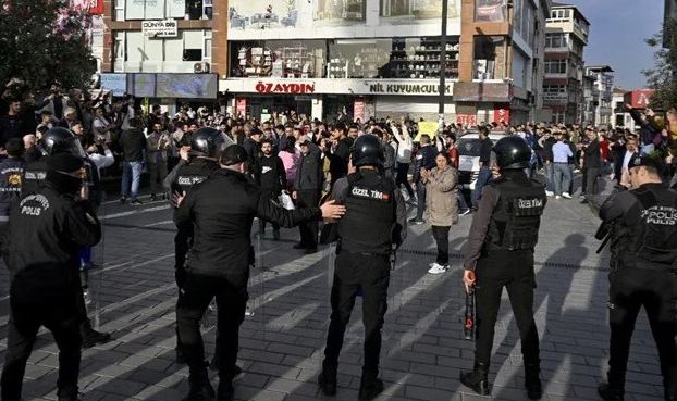 İzinsiz gösteride 132 kişi gözaltına alındı