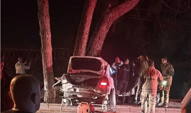 İzmir'de korkunç kaza: Otomobil ikiye ayrıldı