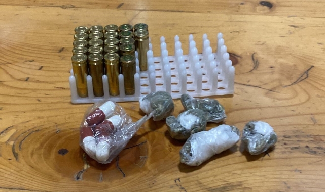 İzmir'de suçüstü yakalanan 2 zehir taciri tutuklandı