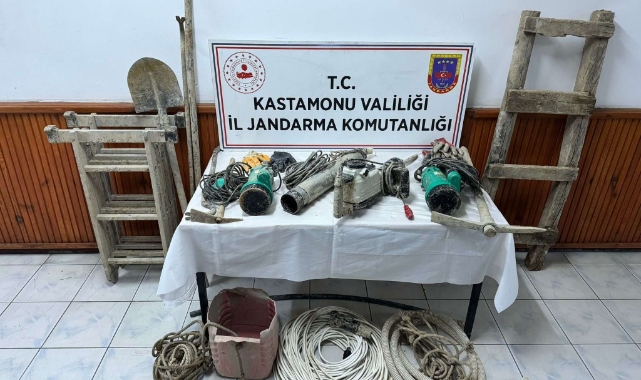 Kaçak kazı yapan definecilere suçüstü