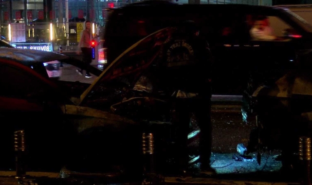 Kadıköy'de park halindeki 2 otomobil alev alev yandı