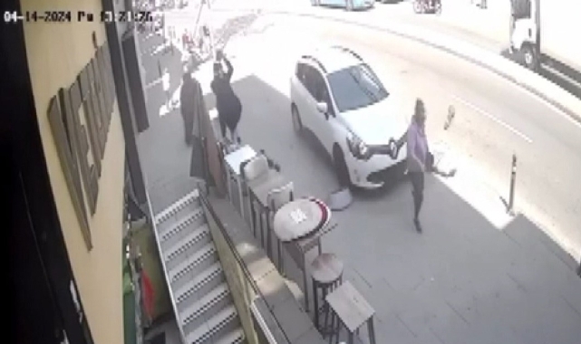 Kaldırımda yürüyen kadına otomobil çarptı