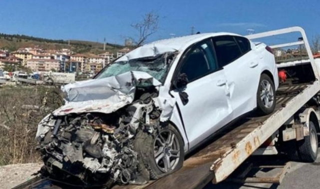 Kamyona çarpan otomobilin sürücüsü hayata tutunamadı