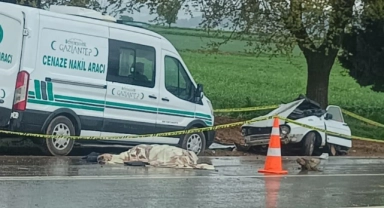 Kamyonet ile otomobil çarpıştı! 2 ölü, 5 yaralı