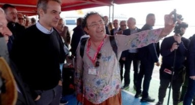 Kapıda vize uygulaması ile ilk geçen Türk turist kafilesini Yunan Başbakanı karşıladı