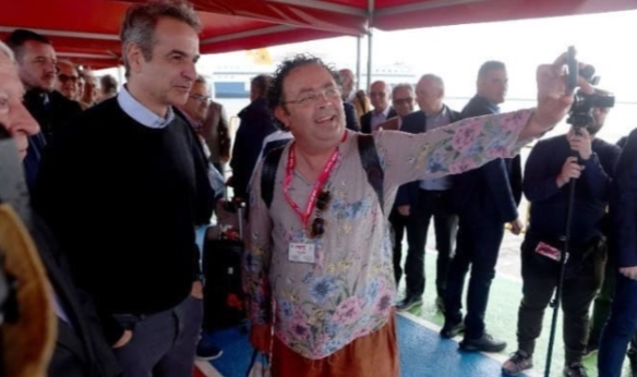 Kapıda vize uygulaması ile ilk geçen Türk turist kafilesini Yunan Başbakanı karşıladı