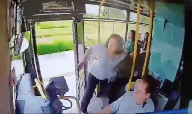 Kapısı açık otobüsten düşen kadın ağır yaralandı